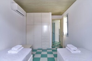 3 bedrooms, iron/ironing board, free WiFi, bed sheets - Santa Maria Villa in Paros (Lagkeri)
