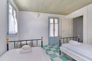 3 bedrooms, iron/ironing board, free WiFi, bed sheets - Santa Maria Villa in Paros (Lagkeri)