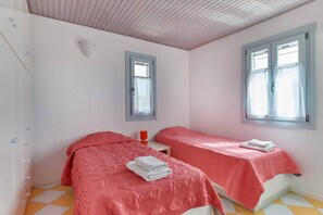 3 bedrooms, iron/ironing board, free WiFi, bed sheets