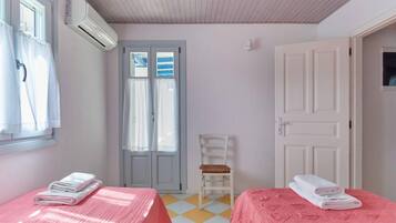 3 bedrooms, iron/ironing board, WiFi (free), bed sheets