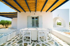 Outdoor dining - Aegean Villa in Paros (Lagkeri)