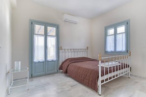 2 bedrooms, iron/ironing board, free WiFi, bed sheets - Aegean Villa in Paros (Lagkeri)