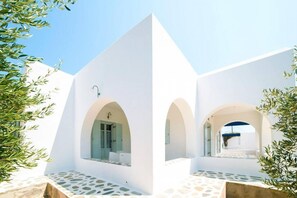 Property grounds - Aegean Villa in Paros (Lagkeri)