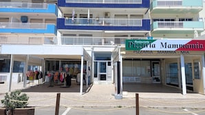A multi-story building with a restaurant named 'Pizzeria Mammamia' on the ground floor. - T2-MAMA II.  AC FRENTE MAR (Quarteira)
