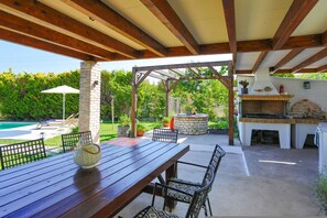 Outdoor dining - Villa Teresa in Roda (Roda)