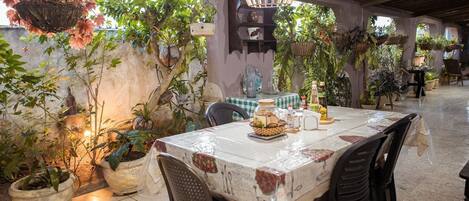 Outdoor dining