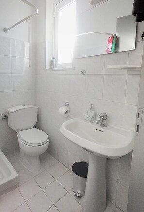 Shower, hair dryer, towels - Lefteris Insta-worthy Studio with Balcony (Ialisos)