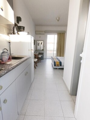 1 habitación, tabla de planchar con plancha, wifi gratis y ropa de cama 