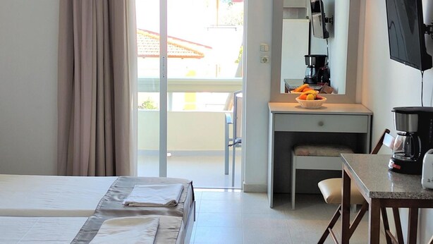 1 bedroom, iron/ironing board, WiFi (free), bed sheets - Lefteris Insta-worthy Studio with Garden View (Ialisos)