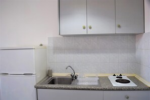 Kühlschrank, Wasserkocher mit Kaffee-/Teezubehör, Toaster