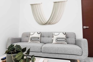 TV - Ombú: Modern Comfort in Huayacán (Cancún)