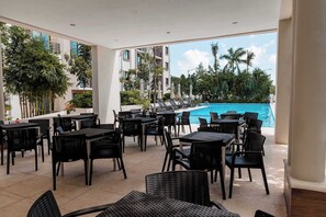 Outdoor dining - Ombú: Modern Comfort in Huayacán (Cancún)