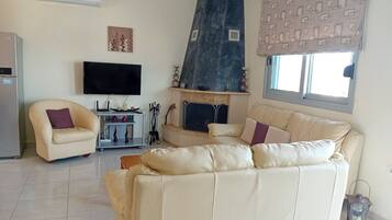 TV, fireplace