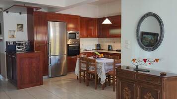 Coffee/tea maker, fridge, microwave, oven