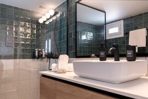 Een douche, een haardroger, handdoeken