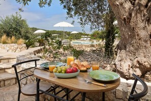 Outdoor dining - Sofi - Danilia Cottages (Gaios)