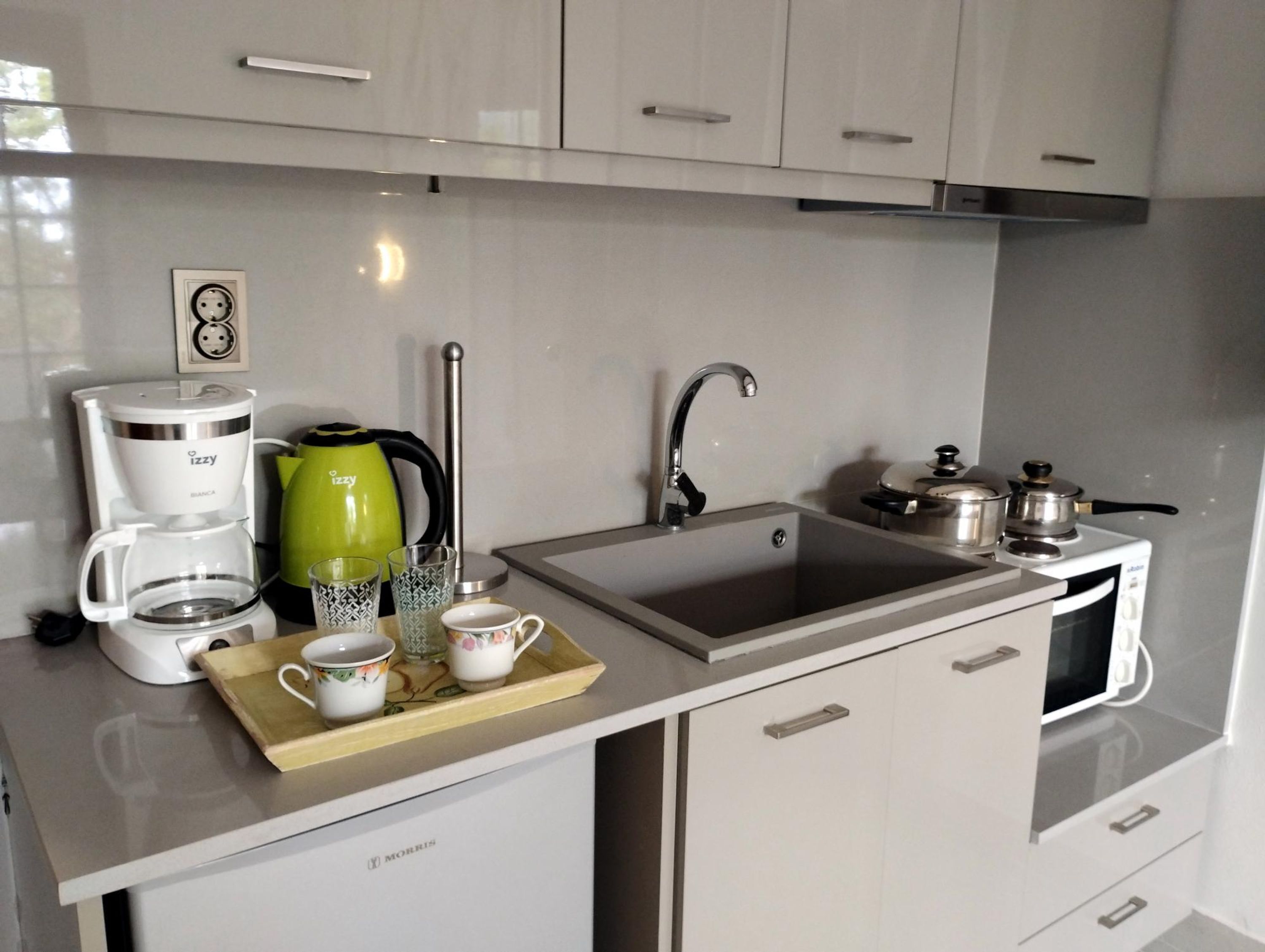 Coffee/tea maker, fridge, oven, stovetop