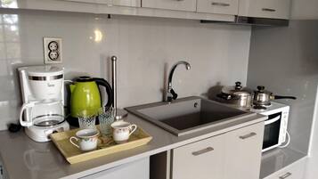Coffee/tea maker, fridge, oven, stovetop
