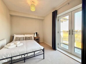 Tabla de planchar con plancha, acceso a internet y ropa de cama 