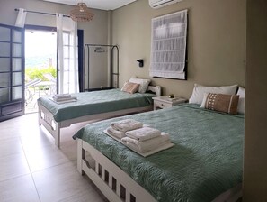 1 habitación, tabla de planchar con plancha y cuna de viaje 