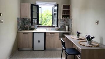 Coffee/tea maker, fridge, oven, stovetop