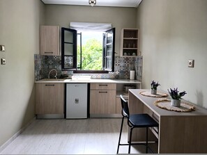 Cafetera y tetera, refrigerador, horno y parrilla de estufa 