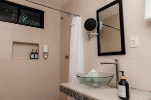 Shower, towels, shampoo - Mojarra: Suite, Design with Kitchenette and Sofa Bed (Cancún)