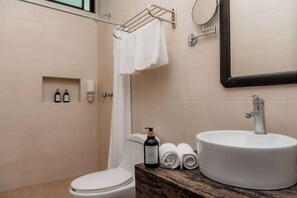 Shower, towels, shampoo - Mojarra: Tropical Suites Downtown Cancún (Cancún)