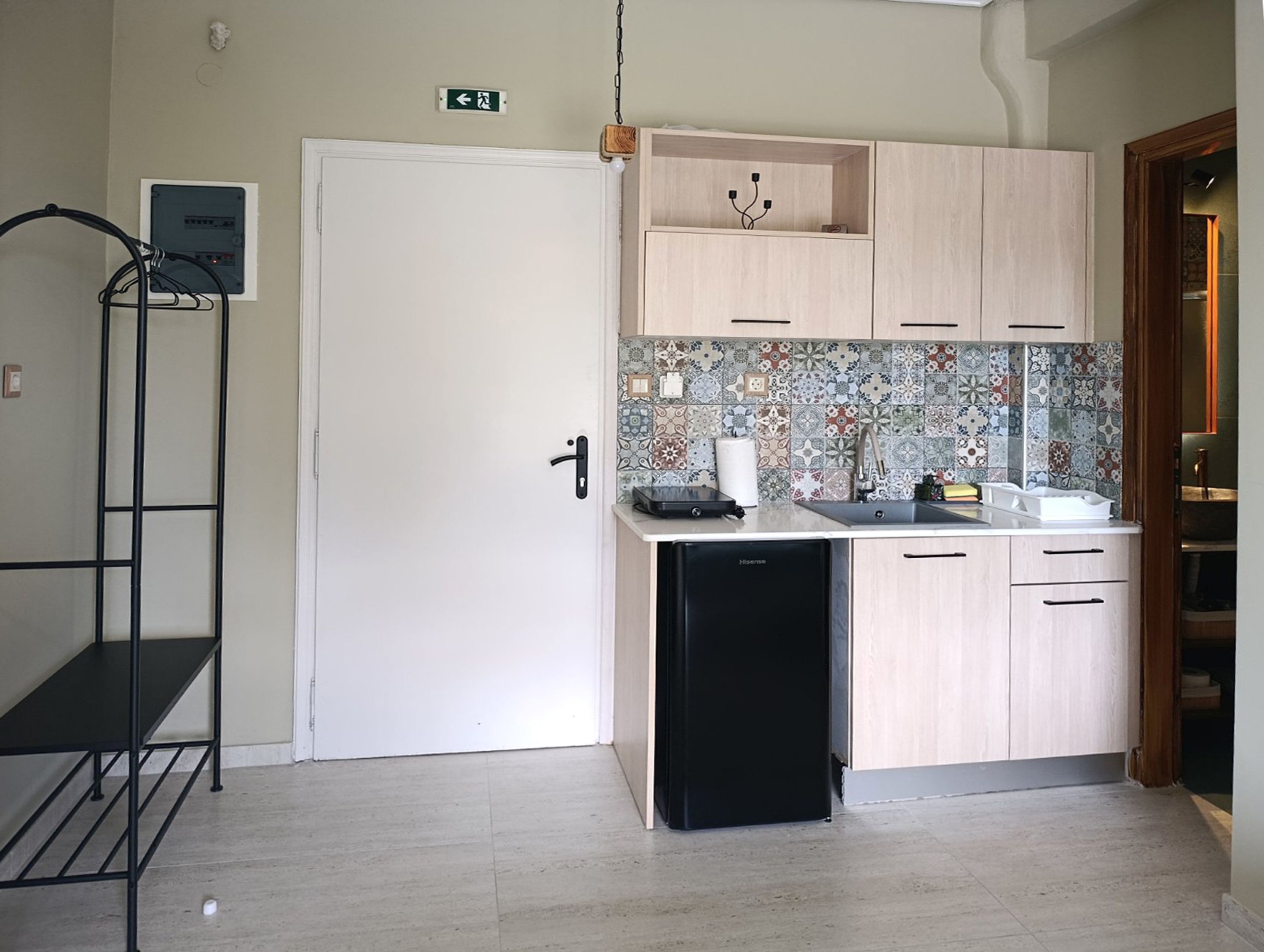 Coffee/tea maker, fridge, stovetop, toaster