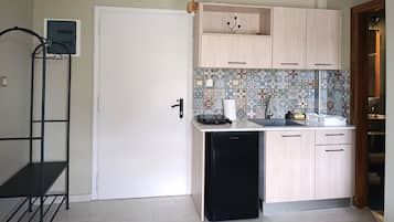 Coffee/tea maker, fridge, stovetop, toaster
