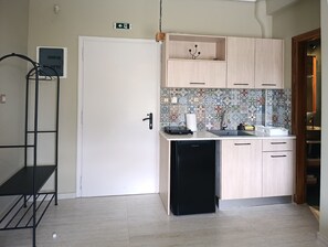 Cafetera y tetera, refrigerador, parrilla de estufa y tostadora 