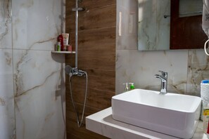 Bathroom - Paradeisos Double Room with Balcony (5) (Agios Dimitrios Piliou)
