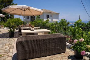 Outdoor dining - Paradeisos Double Room with Balcony (5) (Agios Dimitrios Piliou)
