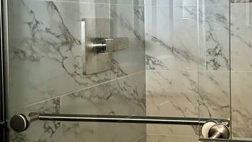 Douche, sĂšche-cheveux, serviettes fournies, savon