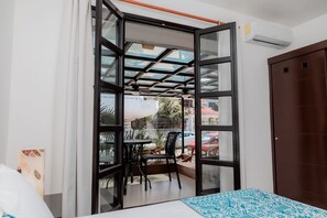 1 bedroom, desk, WiFi, bed sheets - Mojarra: Suites with Balcony in Cancún Heart (Cancún)