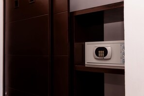 Ein weißes elektronisches Gerät auf einem Regal, möglicherweise eine Sicherheits- oder Steuerungseinheit.