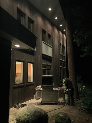 Unclassified image, 4 of 17, button