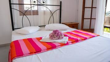 Iron/ironing board, WiFi (free), bed sheets