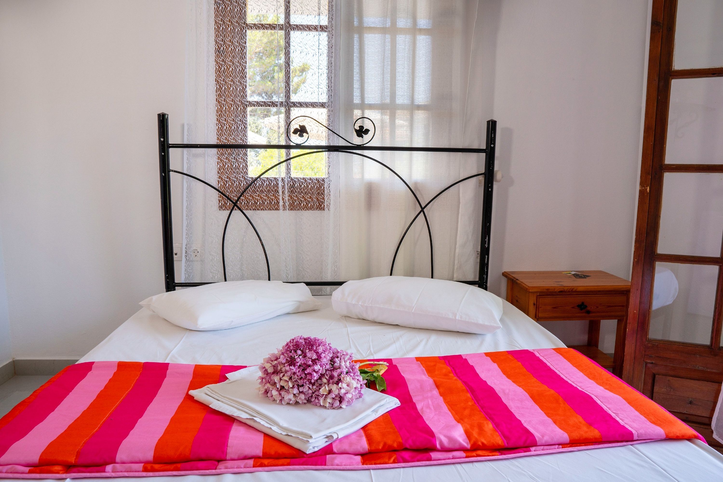 Iron/ironing board, WiFi (free), bed sheets
