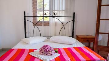 Iron/ironing board, WiFi (free), bed sheets