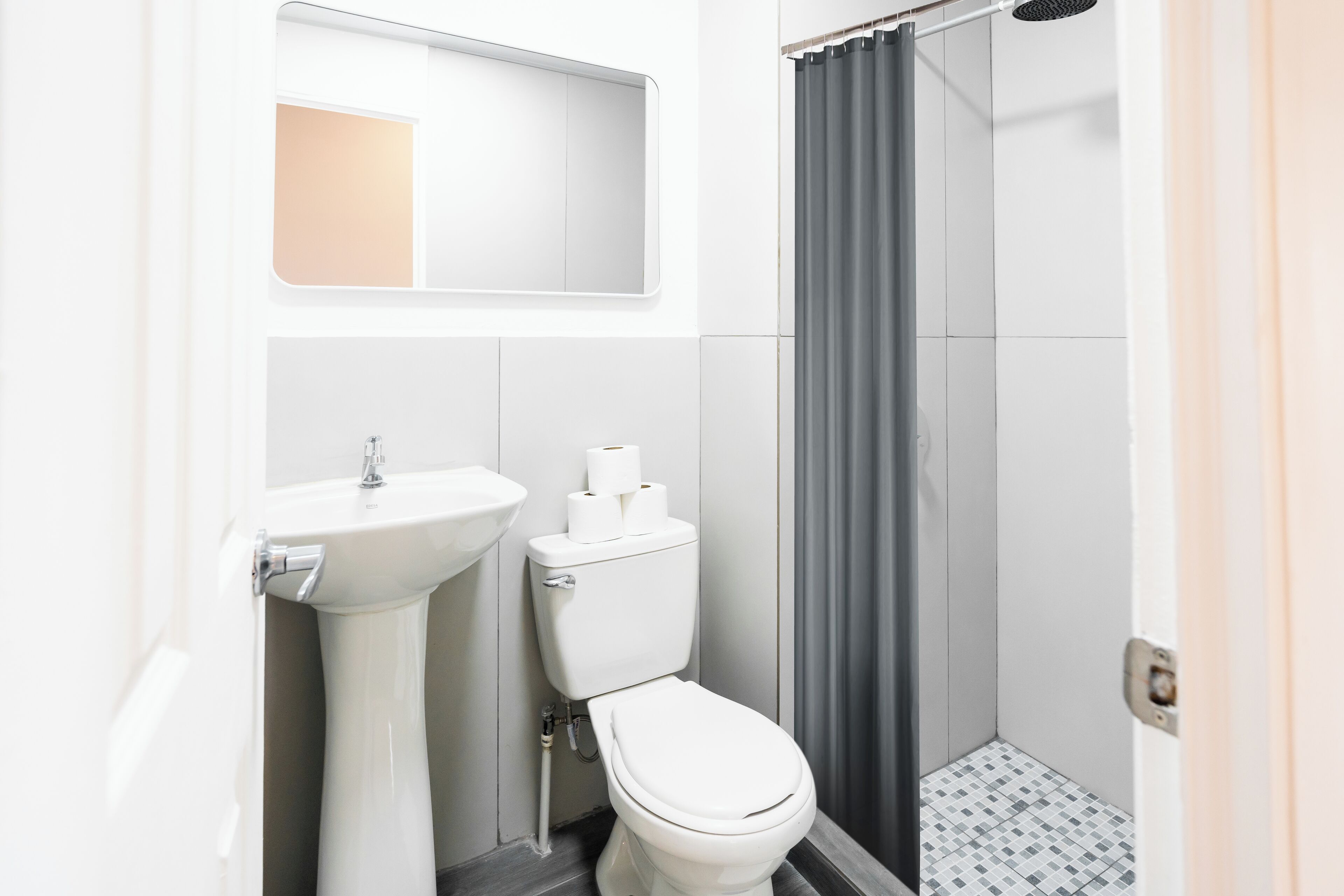 Pyyhkeet, saippua, sampoo, vessapaperi