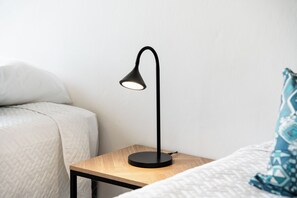 Camera Comfort con letto matrimoniale o 2 letti singoli, vista città | Una scrivania, postazione laptop, tende oscuranti, ferro/asse da stiro