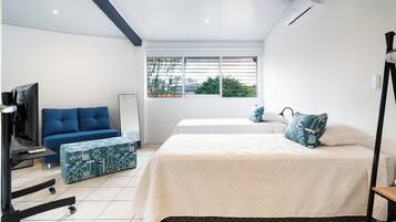 Kahden hengen comfort-huone (yksi tai kaksi sänkyä), kaupunkinäköala | Työpöytä, kannettavalle tietokoneelle sopiva työtila, pimennysverhot