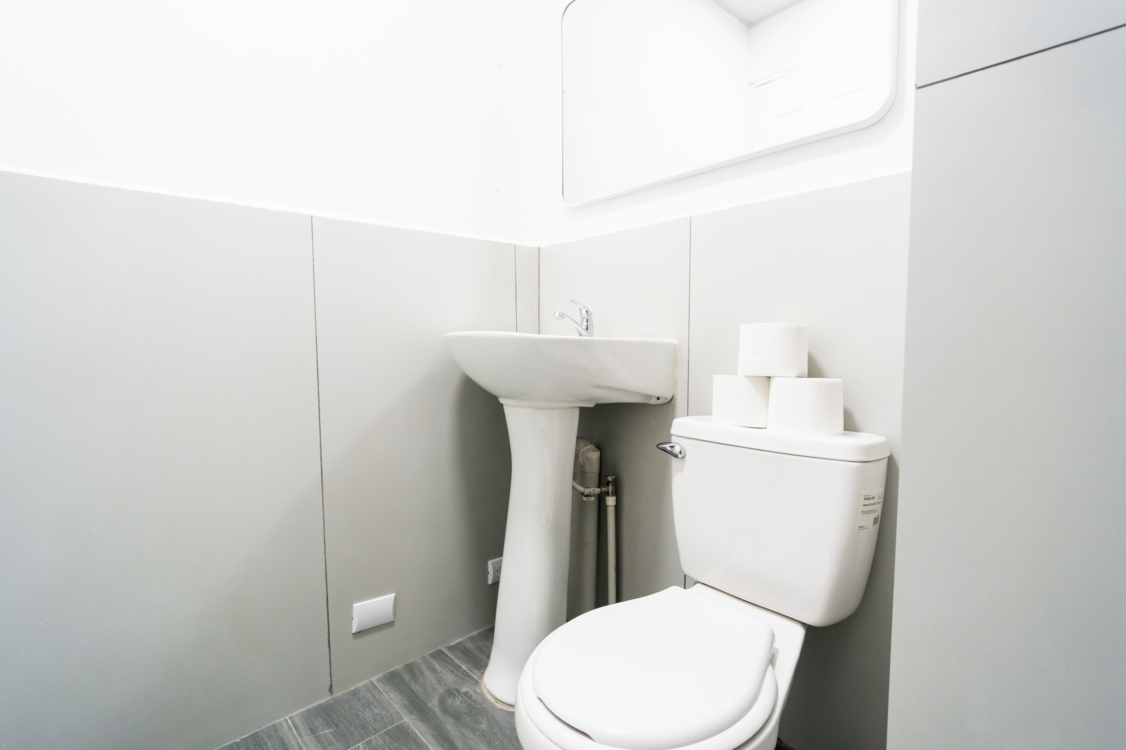 Serviettes fournies, savon, shampoing, papier toilette