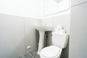 Tuala disediakan, sabun, syampu, tisu tandas 