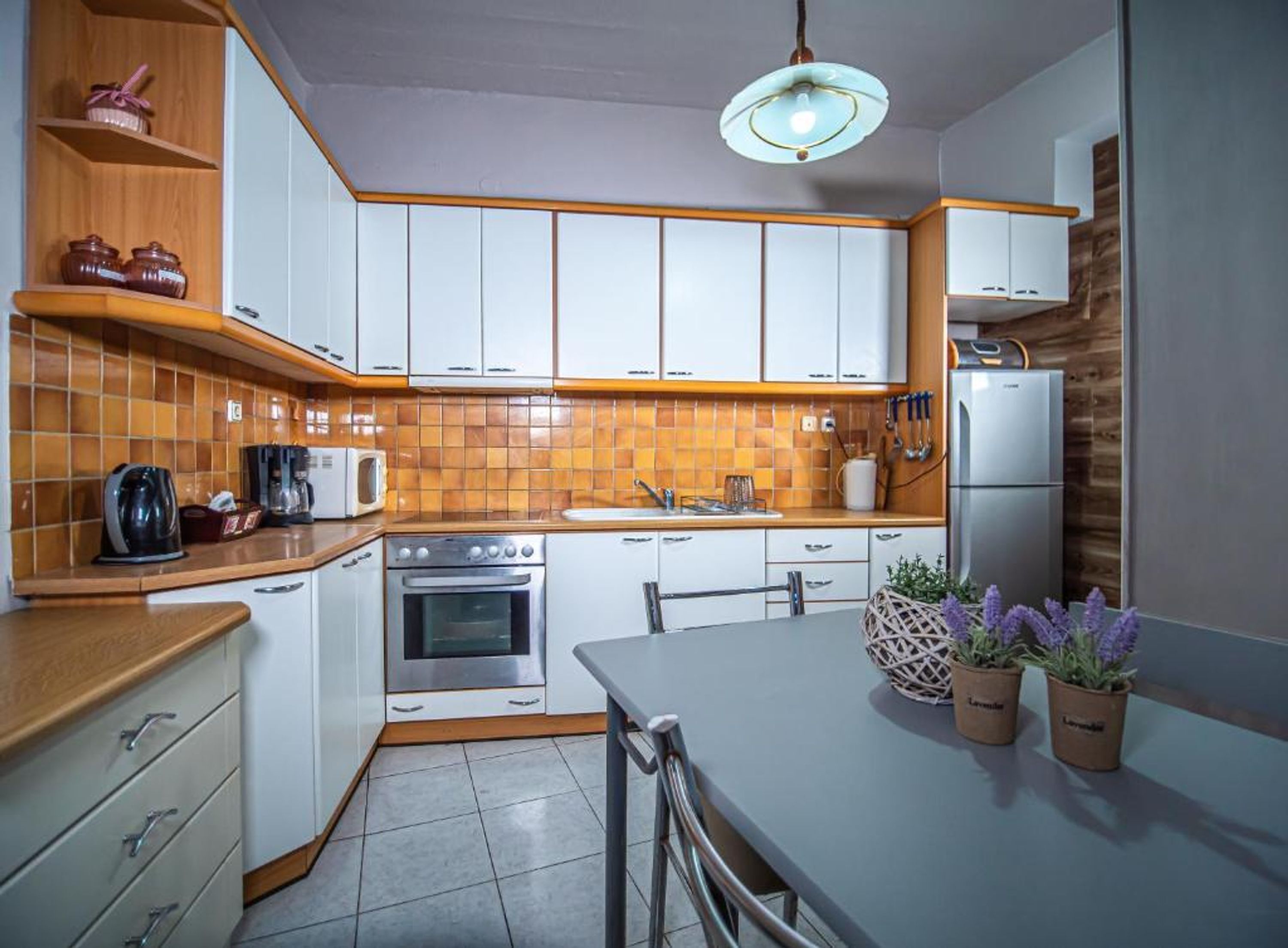 Coffee/tea maker, fridge, oven, stovetop