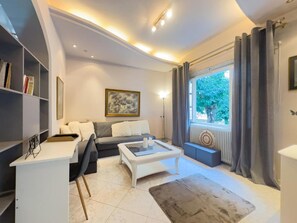 TV - The Hidden Loft in Volos Town (Volos)