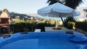 Bañera de hidromasaje al aire libre