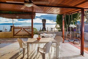 Outdoor dining - Karnagio Seafront in Agria (Volos)