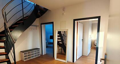 Maisonette Wohnung in Stadtvilla mit Parkplatz & Gym 3SZ